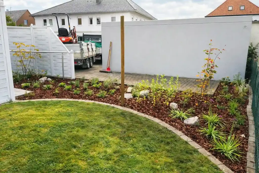 Insektenfreundlich bepflanzter Vorgarten mit Findlingen