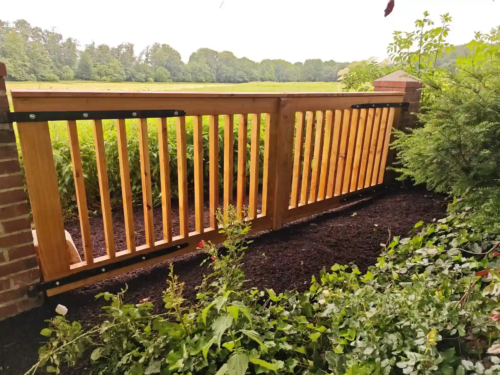 Holzzaun aus Eigenproduktion - Rückansicht mit Stahlhalterungen