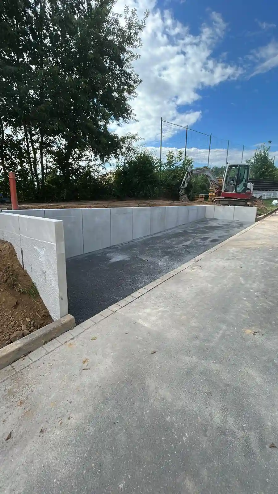 Ein Abschnitt mit L-Steinen an abfallendem Gelände